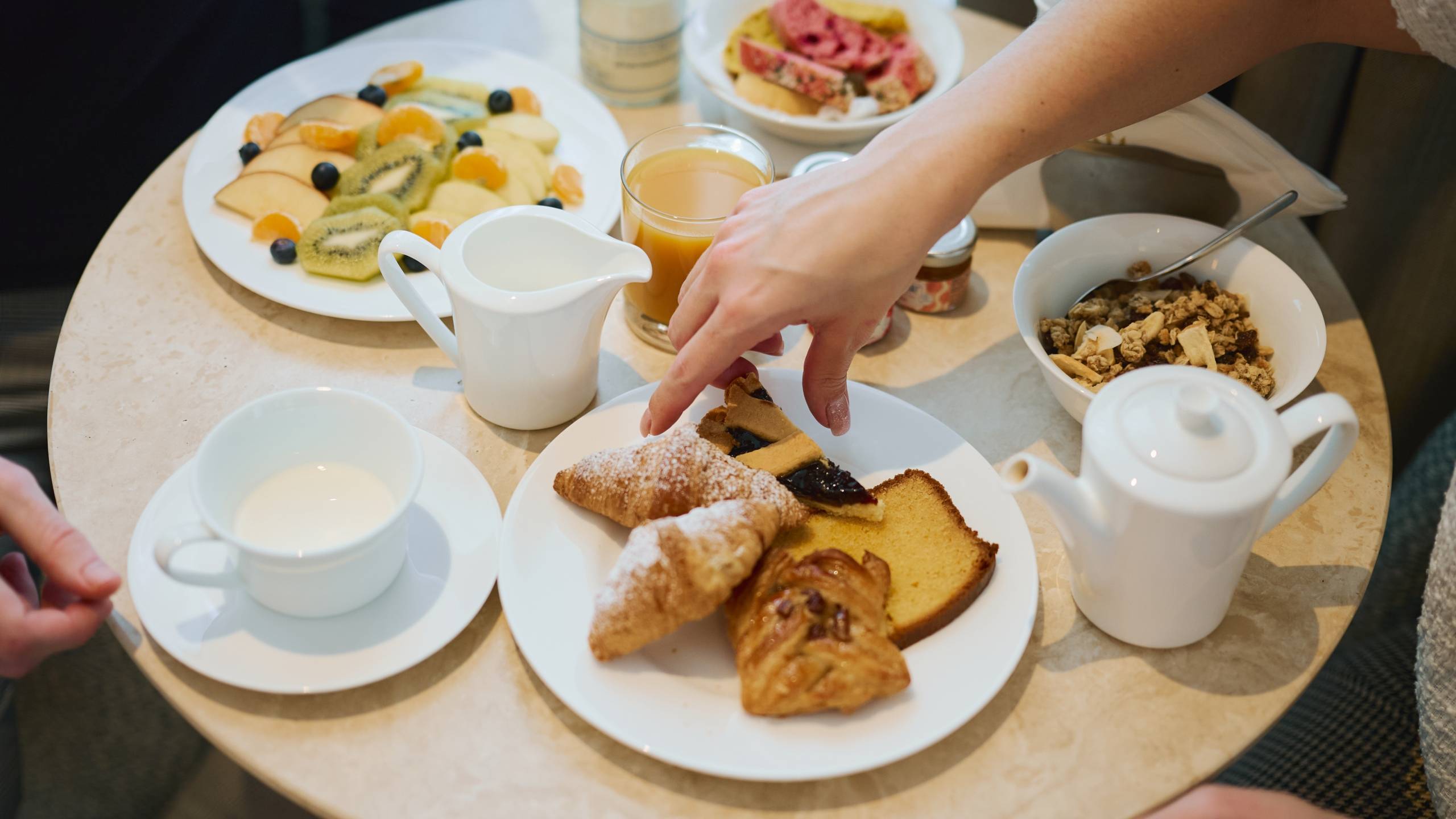 circle6-rome-breakfastinroom